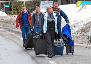 20.03.18 St. Anton am Arlberg, turisti stranieri in partenza - Copia