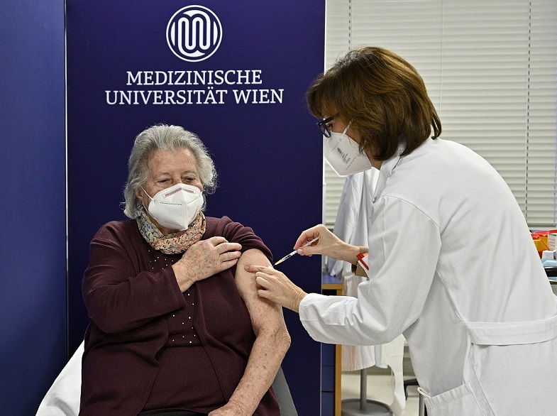 21.02.04 Prima donna vaccinata a Vienna 27.12.20 - Copia